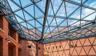 Jak nowoczesne przeszklenia zmieniają oblicze architektury?
